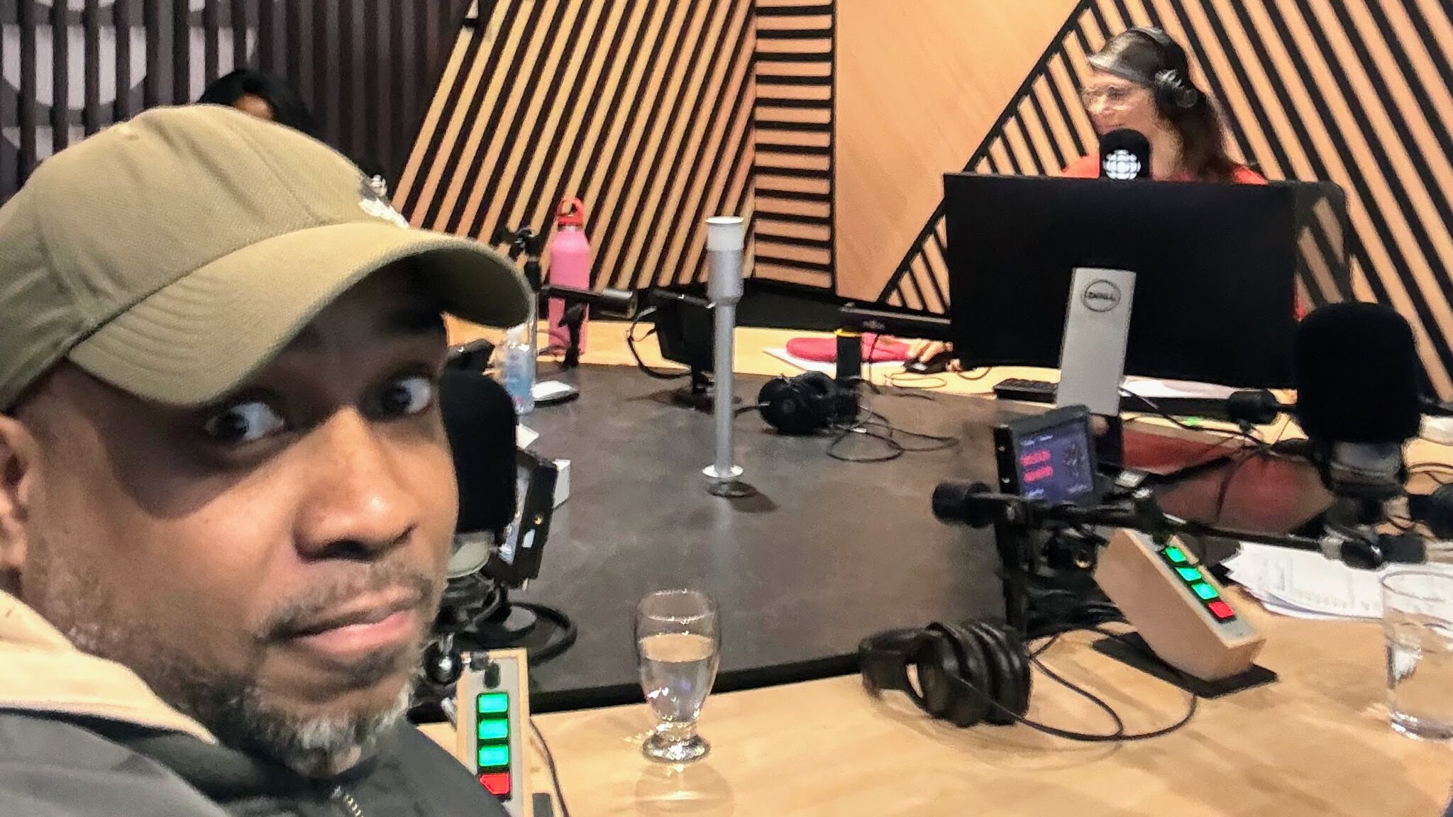 David Elisma en studio à Radio-Canada, autour de la table d'enregistrement avec l'équipe de l'émission